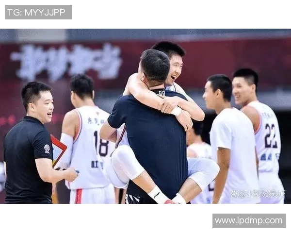 深圳篮球队团队协作引发热议球迷对战术配合和球员默契的不同看法